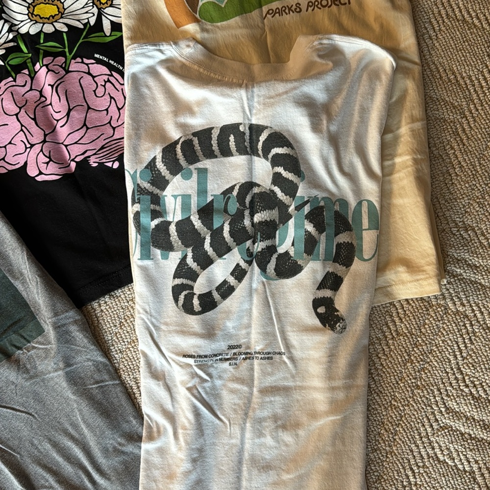 Lot of size medium or fits like medium graphic shirts - Picture 7 of 7